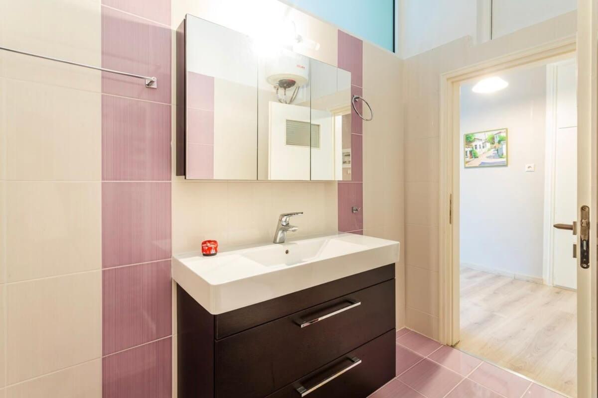 Rose Nest - Urban Comfy Escape Apartment Kalamata